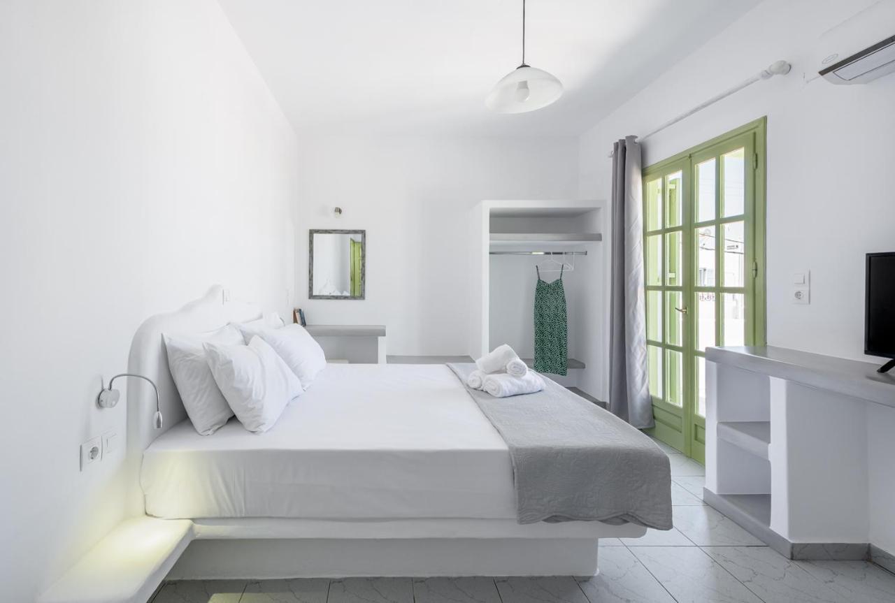 Pente Elies Milos Hotel