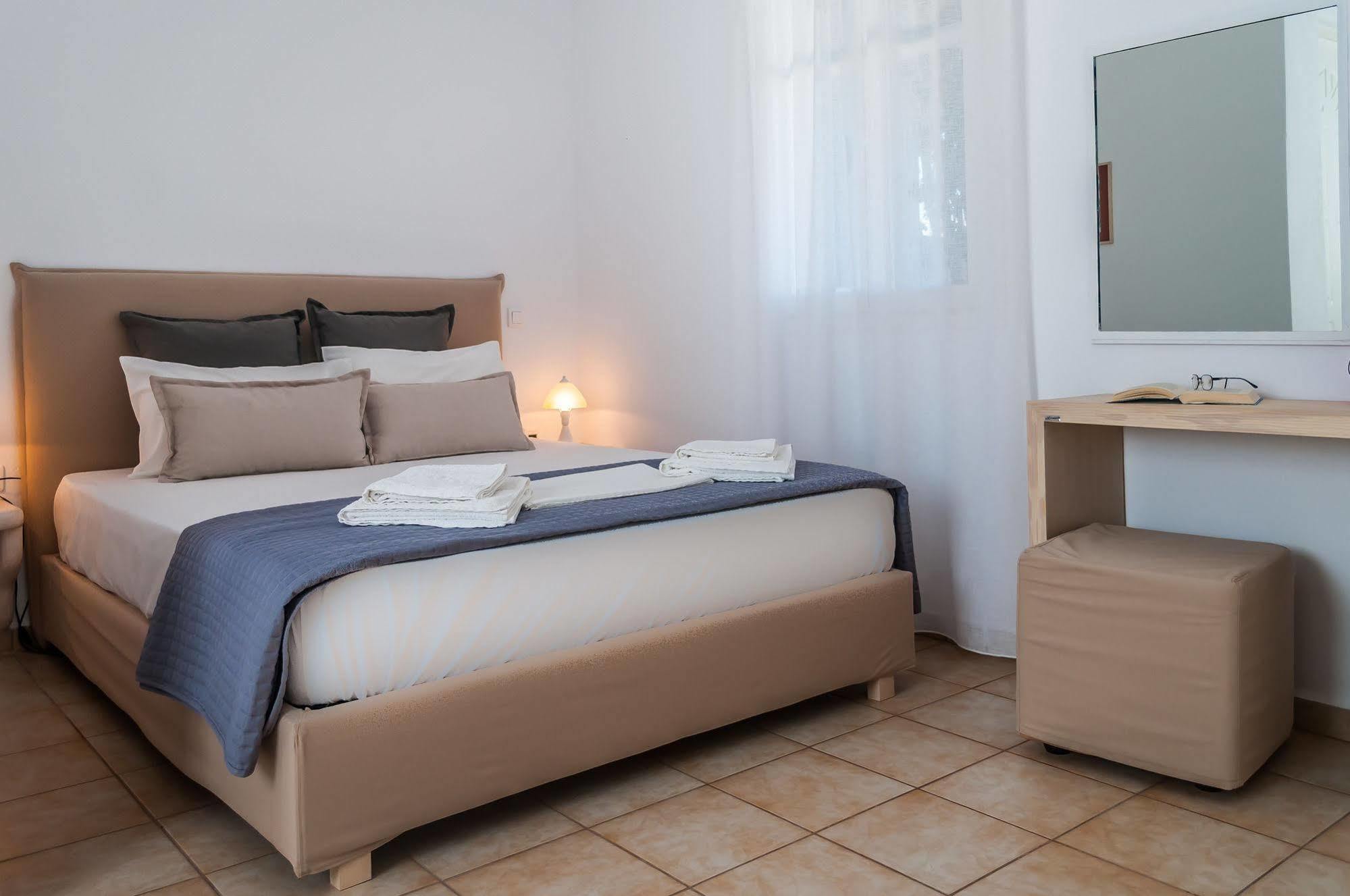 Pente Elies Milos Hotel 3*