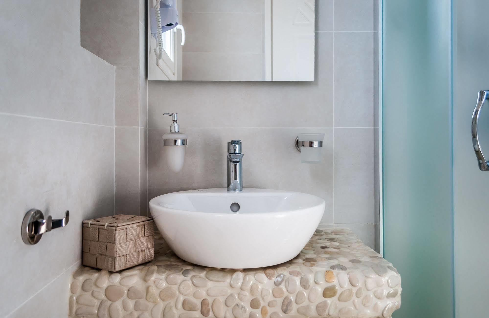 Pente Elies Milos Hotel