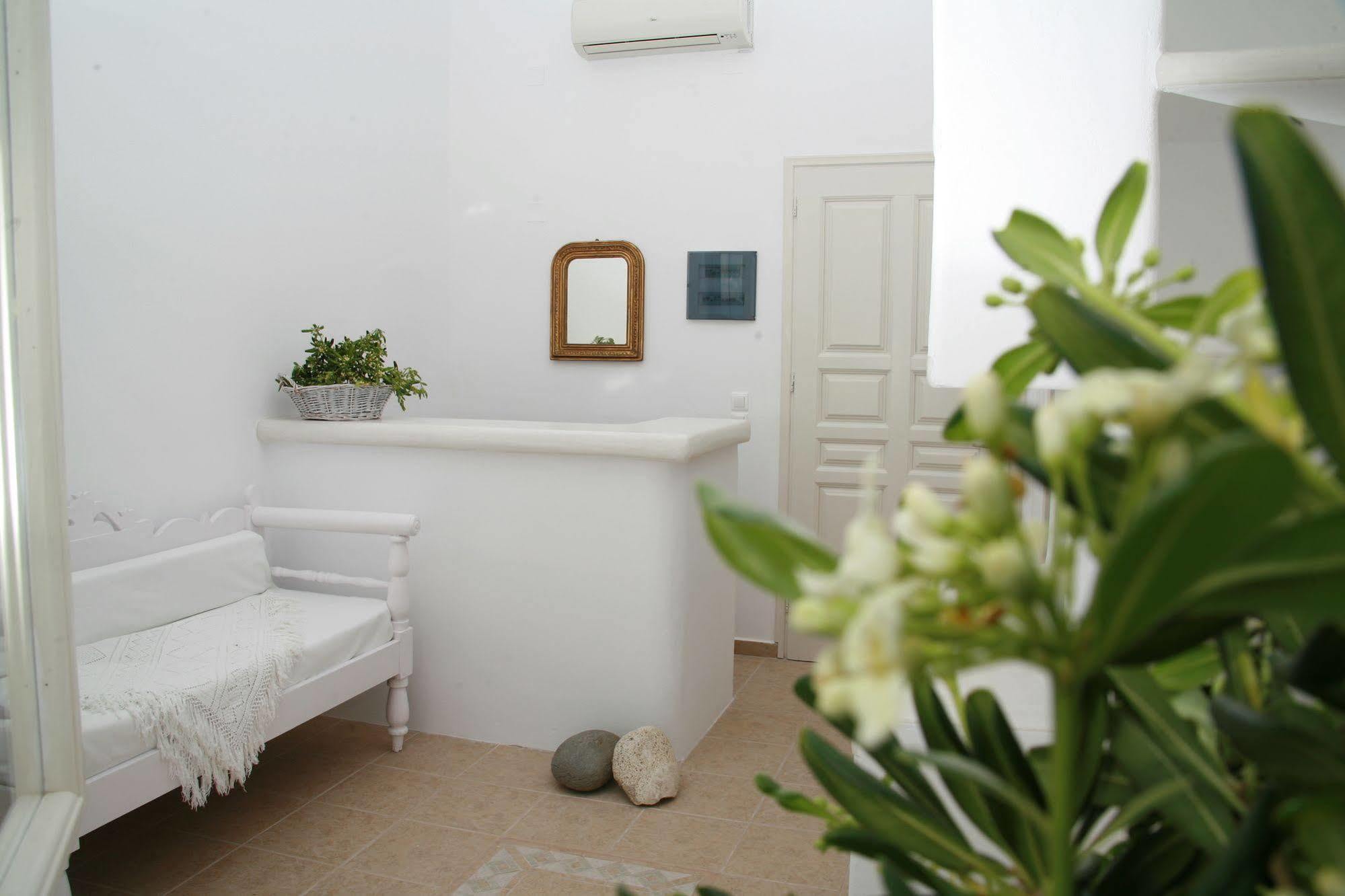 Pente Elies Milos Hotel Pollonia