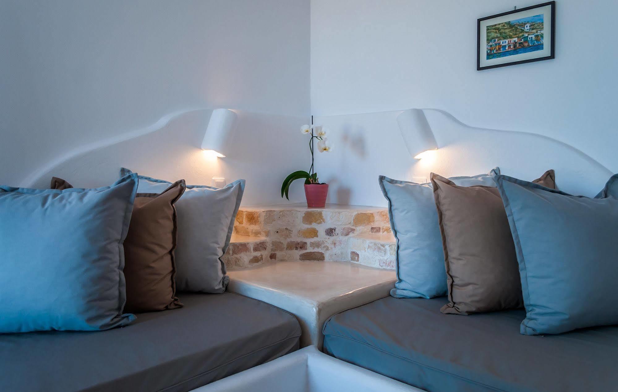Pente Elies Milos Hotel 3*